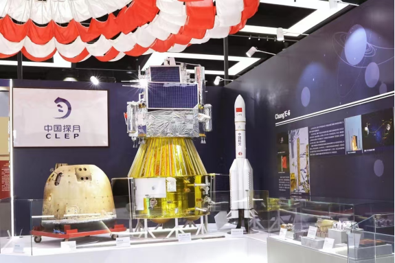 好易配资 小明看展|“九天揽月”展览落地上海，看看月球背面的月壤什么样