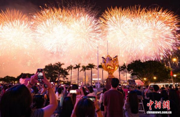 掌乐策略 （机遇香港）香港旅游业增势强劲 今年首10个月约4100万人次旅客访港